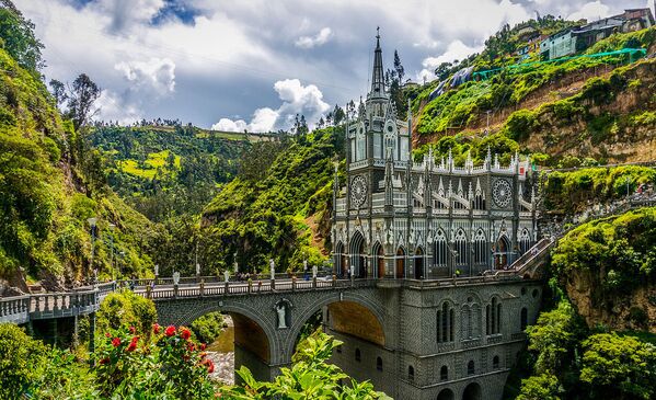 Cầu dẫn đến Vương cung Thánh Đường Las Lajas Sanctuary ở Colombia. - Sputnik Việt Nam