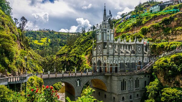 Cầu dẫn đến Vương cung Thánh Đường Las Lajas Sanctuary ở Colombia. - Sputnik Việt Nam