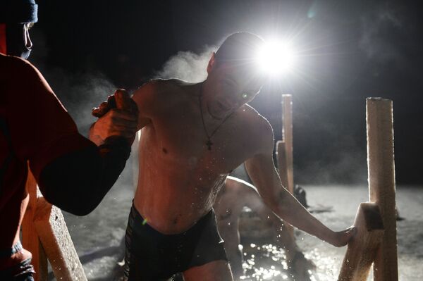 Người đàn ông trong hố băng trên hồ Shartash, thành phố Ekaterinburg - Sputnik Việt Nam