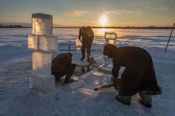 Chuẩn bị hố băng trên hồ Siverskoe, chân tường tu viện Thánh Cyrill-Belozersky, thị trấn Kirillov - Sputnik Việt Nam