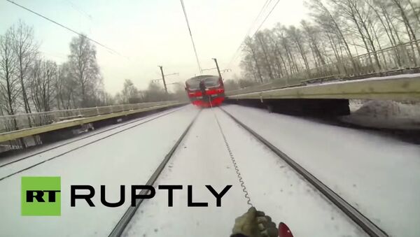 Các tay chơi Nga quyết định trượt tuyết độc đáo và nguy hiểm bằng cách nối cáp với tàu hỏa đang chạy - Sputnik Việt Nam
