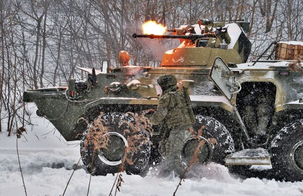 Các chiến sĩ của tiểu đoàn tấn công thuộc binh chủng công binh Liên bang Nga trên BTR-80 trong cuộc thao diễn quân sự ở tỉnh Vladimir - Sputnik Việt Nam