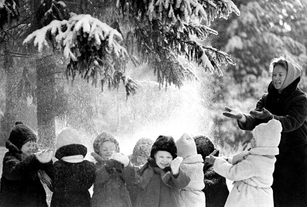 Lev Borodulin. Tắm tuyết. Năm 1950 - Sputnik Việt Nam