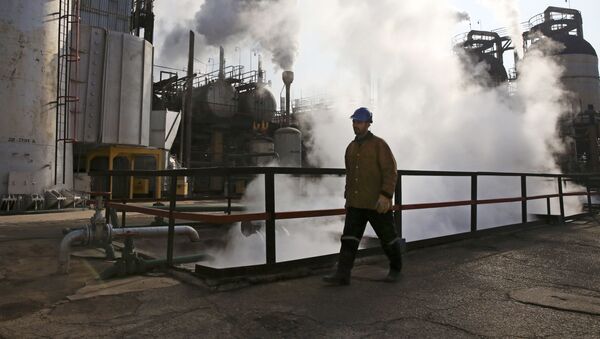 Рабочий на иранском нефтеперерабатывающем заводе к югу от Тегерана - Sputnik Việt Nam