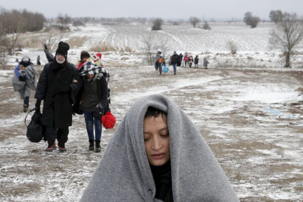 Những người tỵ nạn trên biên giới Serbia-Macedonia. - Sputnik Việt Nam