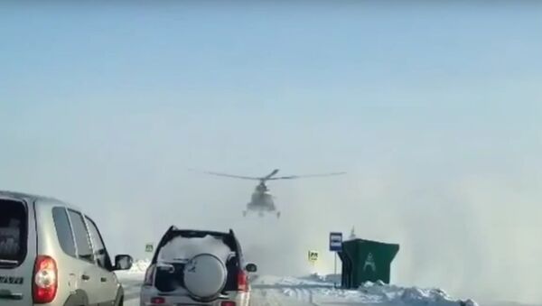 Trực thăng Mi-8 hạ xuống đường cao tốc liên bang ở Altay - Sputnik Việt Nam
