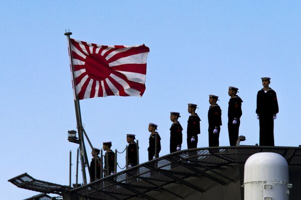 Các thủy thủ trên boong tàu chở trực thăng Izumo tại cảng Yokohama - Sputnik Việt Nam