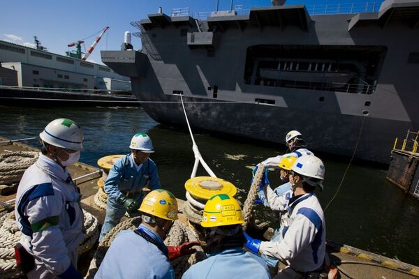 Các công nhân tháo cáp trước khi bàn giao tàu chở máy bay trực thăng Izumo ở cảng Yokohama - Sputnik Việt Nam