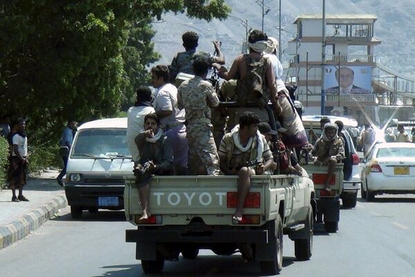 Lực lượng quân đội ủng hộ Tổng thống Yemen Abd Rabbo Mansour Hadi tuần tra kiểm soát Aden - Sputnik Việt Nam