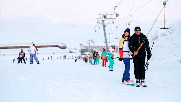 Người yêu thích thể thao mùa đông tại tổ hợp trượt tuyết Milovka, thị trấn Plios. - Sputnik Việt Nam