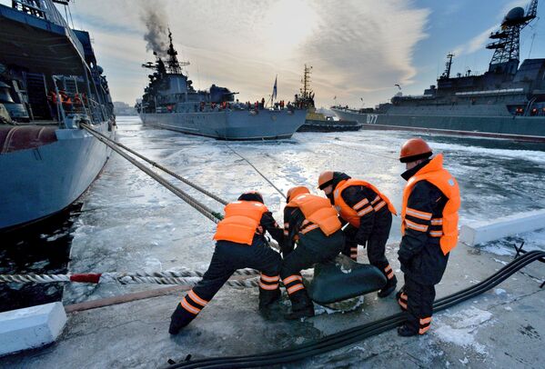 Tàu khu trục trong khi thả neo tại cảng Vladivostok - Sputnik Việt Nam