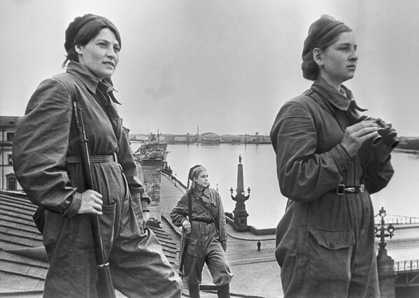 Nữ chiến sĩ trực chiến ở Leningrad - Sputnik Việt Nam