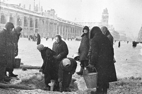 Người dân Leningrad bị phong tỏa xếp hàng lấy nước - Sputnik Việt Nam