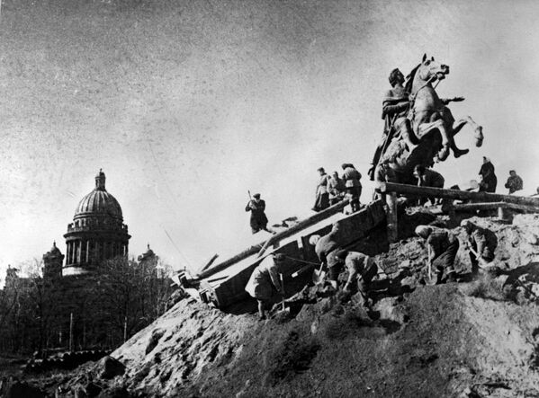 Tượng đài Pyotr I trong thời gian Leningrad bị vây hãm - Sputnik Việt Nam