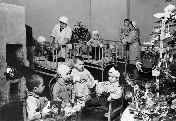 Các em nhỏ trong bệnh viện khi Leningrad bị vây hãm - Sputnik Việt Nam