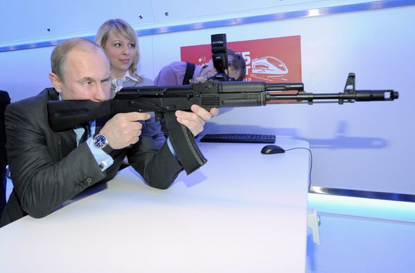 Ngày 26 tháng 4 năm 2014, Tổng thống Nga Vladimir Putin cầm khẩu AK-74 tại triển lãm Đường sắt Nga. - Sputnik Việt Nam