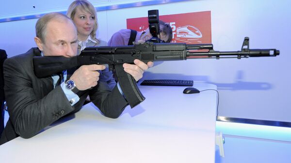 Ngày 26 tháng 4 năm 2014, Tổng thống Nga Vladimir Putin cầm khẩu AK-74 tại triển lãm Đường sắt Nga. - Sputnik Việt Nam