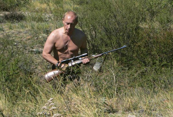 Tổng thống Nga Vladimir Putin đi săn trong khu vực phía tây dãy núi Sayan, tháng 8 năm 2007. - Sputnik Việt Nam