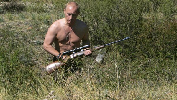Tổng thống Nga Vladimir Putin đi săn trong khu vực phía tây dãy núi Sayan, tháng 8 năm 2007. - Sputnik Việt Nam
