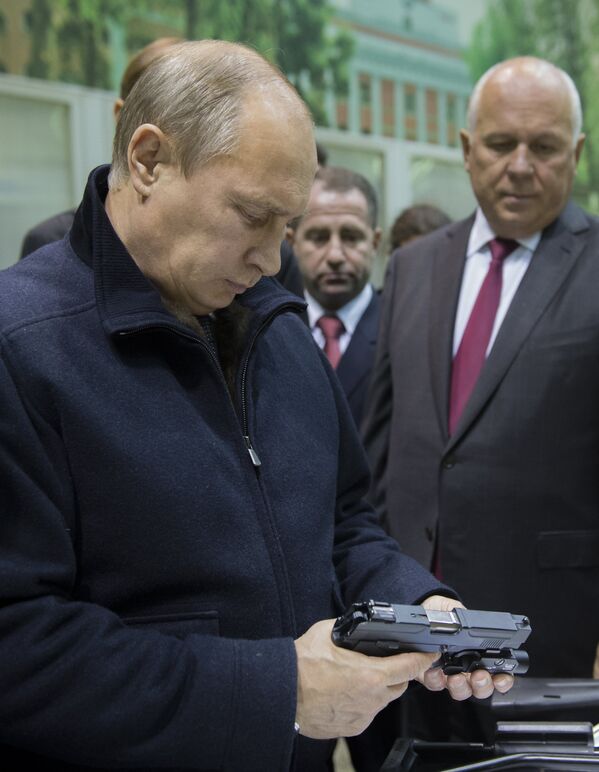 Ngày 18 tháng 9 năm 2013. Tổng thống Vladimir Putin trong chuyến thăm nhà máy Izhevsk. - Sputnik Việt Nam