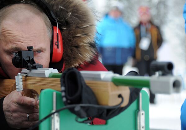 Trong chuyến thăm giải vô địch trượt tuyết và biathlon dành cho người khuyết tật, Tổng thống Vladimir Putin bắn thử súng trường dành cho vận động viên khiếm thị (tháng 3 năm 2012) - Sputnik Việt Nam