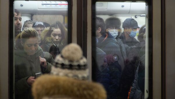 Hành khách tàu điện ngầm Moskva đeo mặt nạ - Sputnik Việt Nam