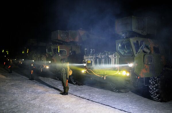 Các cỗ xe đảm bảo trực chiến trước cuộc hành quân đến địa điểm tập trận tại khu vực Novosibirsk - Sputnik Việt Nam