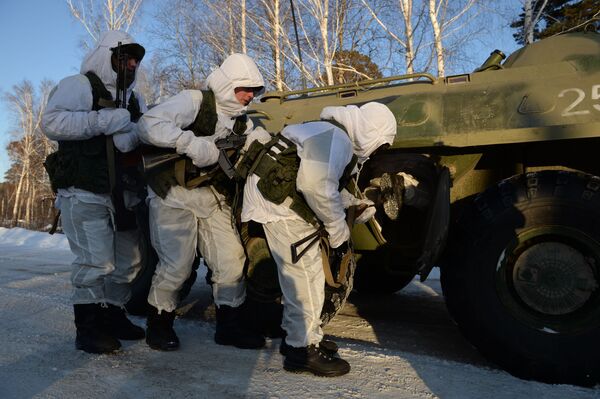 Các chiến sĩ thành viên nhóm chống phá hoại thuộc đơn vị hỗn hợp  Novosibirsk trong thời gian tổ hợp tên lửa thi hành nhiệm vụ trực chiến tại khu vực Novosibirsk - Sputnik Việt Nam