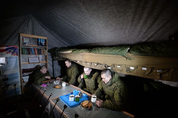 Các quân nhân nghỉ ngơi trong lều bạt dã chiến tại địa điểm bố trí của đơn vị tên lửa Novosibirsk - Sputnik Việt Nam