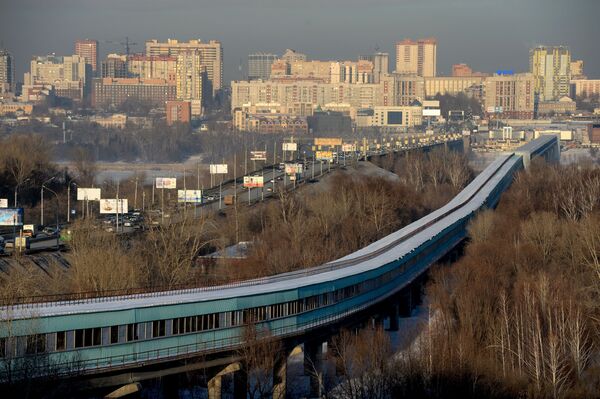 Cầu đường bộ “Kommunalnyi” và cầu metro bắc qua sông Ob ở Novosibirsk - Sputnik Việt Nam