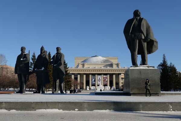 Tác phẩm điêu khắc trước Nhà hát Opera và Ballet Novosibirsk ở quảng trường mang tên Lênin, Novosibirsk. - Sputnik Việt Nam
