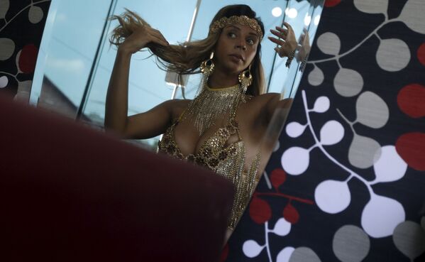 Larissa Neto – Nàng Thơ của trường dạy samba Unidos da Tijuca đứng trước gương trong bộ trang phục Lễ hội - Sputnik Việt Nam
