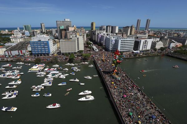 Hàng chục ngàn người dự lễ rước Buổi sáng của gà trống ở Recife, Brazil, ngày 6 tháng 2 năm 2016. Hoạt động đã được đưa vào Sách kỷ lục Guinness. - Sputnik Việt Nam
