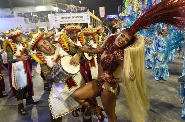 Các vũ công trường samba Imperio de Casa Verde diễu hành lễ hội hóa trang Sao Paulo, ngày 6 tháng 2 năm 2016. - Sputnik Việt Nam