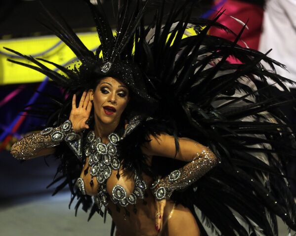 Nữ vũ công trường samba Vai-Vai diễu hành lễ hội hóa trang Sao Paulo, ngày 7 tháng 2 năm 2016. - Sputnik Việt Nam