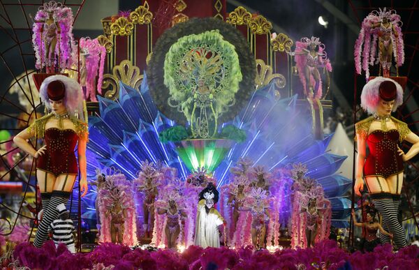 Các vũ công trường samba Vai-Vai diễu hành lễ hội hóa trang Sao Paulo, ngày 7 tháng 2 năm 2016. - Sputnik Việt Nam