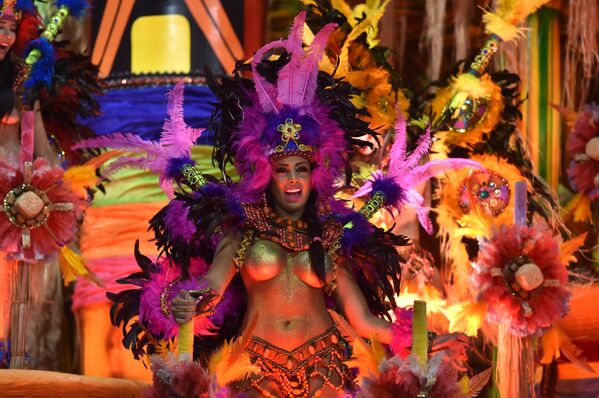 Người mẫu và nữ diễn viên Sabrina Sato, Brazil thuộc trường múa samba Gavioes da Fiel, trong đoàn diễu hành tại Sao Paulo, Brazil, ngày 6 tháng 2 năm 2016. - Sputnik Việt Nam