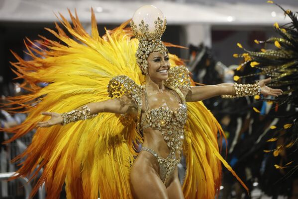 Người mẫu và nữ diễn viên Sabrina Sato, Brazil thuộc trường múa samba Gavioes da Fiel, trong đoàn diễu hành tại Sao Paulo, Brazil, ngày 6 tháng 2 năm 2016. - Sputnik Việt Nam
