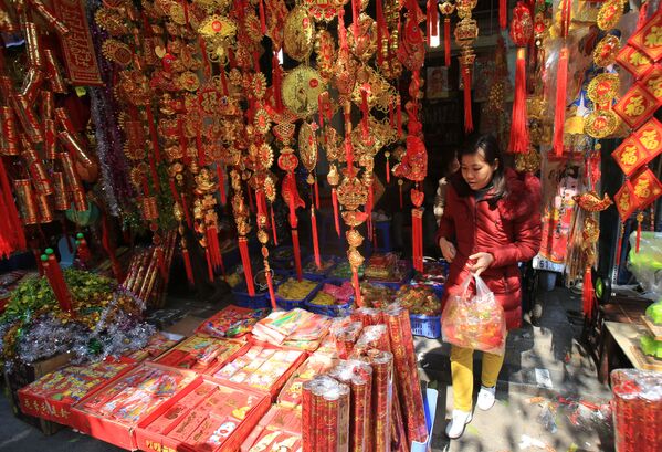 Quầy bán đồ trang trí Tết, khu phố cổ Hà Nội - Sputnik Việt Nam