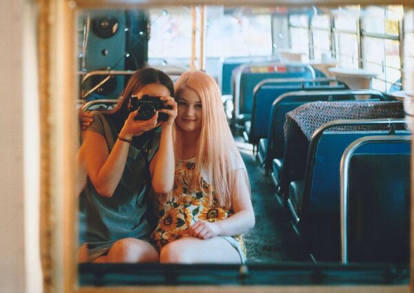 Các cô gái đang chụp ảnh trên phương tiện giao thông công cộng - Sputnik Việt Nam