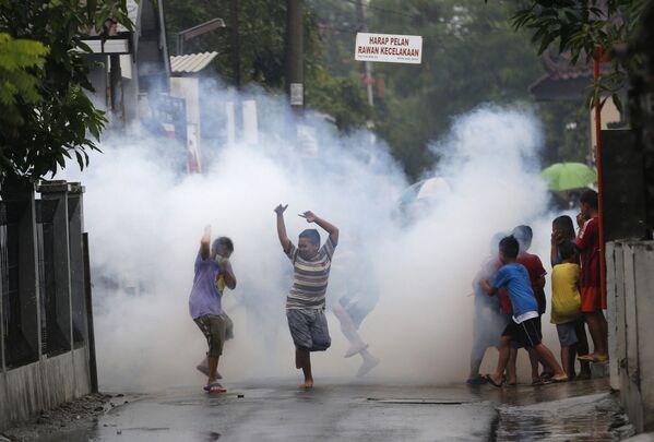 Trẻ em trong đám mây hóa chất dùng để diệt muỗi ở Indonesia - Sputnik Việt Nam