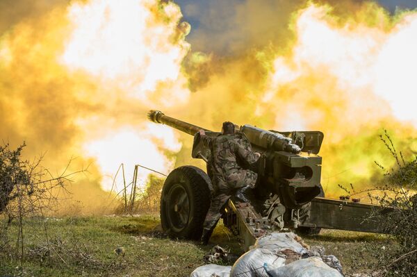 Các xạ thủ của quân đội Syria nã pháo vào các cứ điểm ở tỉnh Idlib, đông bắc Syria - Sputnik Việt Nam