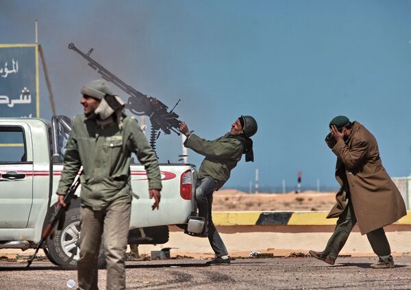Chiến binh đối lập bắn súng phóng lựu từ chiến đấu cơ xuống thành phố Ras Lanuf ở Libya. - Sputnik Việt Nam