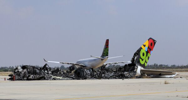 Chiếc máy bay chở khách cháy rụi tại phi trường Tripoli, Libya. - Sputnik Việt Nam