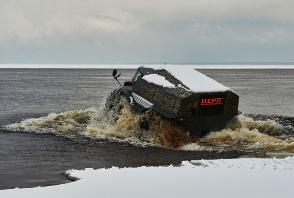 Màn trình diễn của xe địa hình lưỡng cư Sherp trên bờ hồ Ladoga, tỉnh Leningrad. - Sputnik Việt Nam
