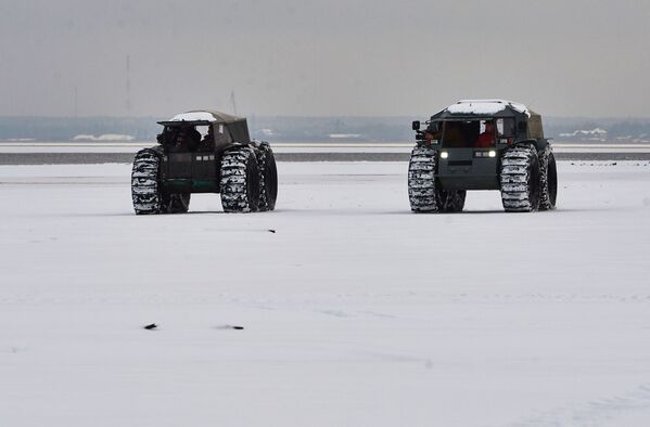 Màn trình diễn của xe địa hình lưỡng cư Sherp trên bờ hồ Ladoga, tỉnh Leningrad. - Sputnik Việt Nam