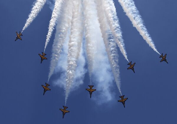 Nhóm thuật lái nhào lộn “Hắc ưng” của Không quân Hàn Quốc tại lễ khai mạc Singapore Airshow 2016. - Sputnik Việt Nam