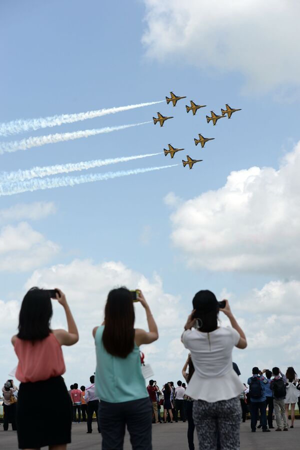 Nhóm thuật lái nhào lộn “Hắc ưng” của Không quân Hàn Quốc tại lễ khai mạc Singapore Airshow 2016. - Sputnik Việt Nam