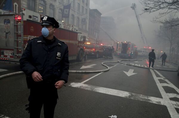 Các nhân viên cảnh sát và lính cứu hỏa trên đường phố Manhattan, nơi xảy ra  vụ nổ gas trong chung cư ở New York - Sputnik Việt Nam