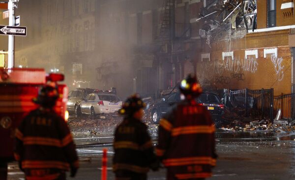 Nhân viên cứu hỏa làm việc ở nơi xảy ra xảy ra đám cháy lớn do nổ khí gas trong tòa chung cư tại New York. - Sputnik Việt Nam